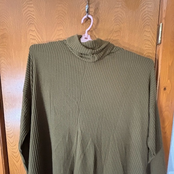 Green Cowl Neck Ribbed Sweater - Picture 7 of 12